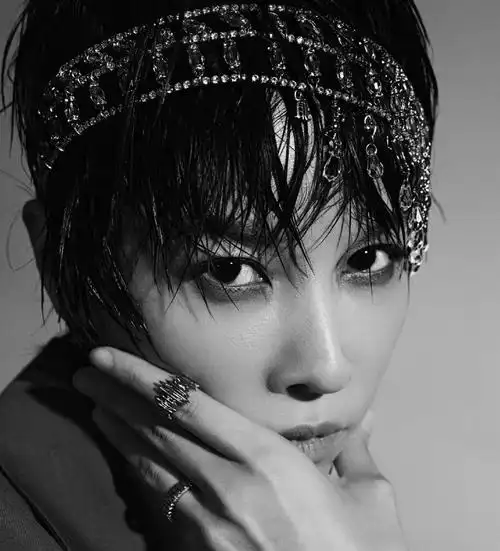 张蓝心黑白复古异国风情写真好身材短发造型飒气十足