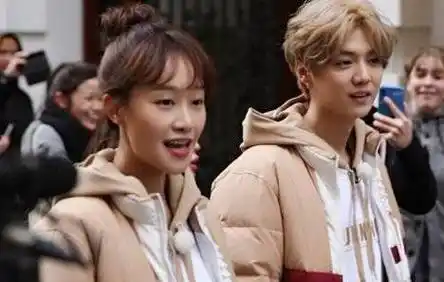 昆凌说是啊还把脚悄悄收了下(她悄悄收了下就说明人家并不是很喜欢