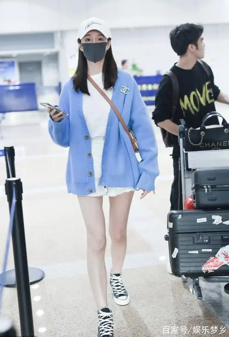 明星美照,图一女星沈梦辰现身机场,毛衣外套配短裙尽显好身材