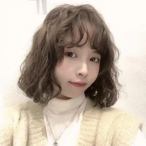 短发女生烫法式卷发真的太减龄太甜美啦