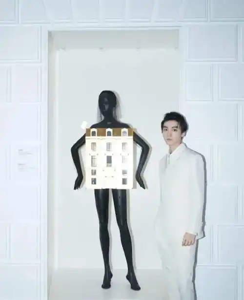 20岁王俊凯愈发帅气了穿白色西装优雅时尚贵族王子的既视感