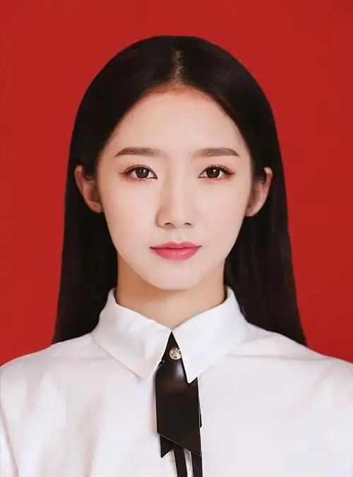 来点漂亮女明星证件照吧