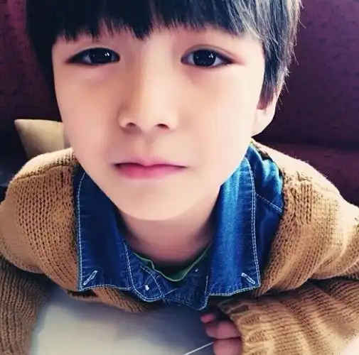 王俊凯小时候照片可爱