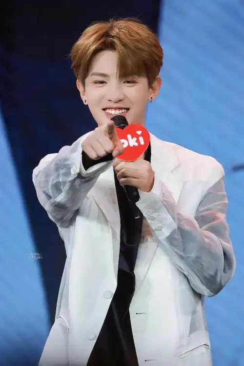 最后附赠彩蛋一张  黄明昊圆卟隆咚的后脑勺 可爱!