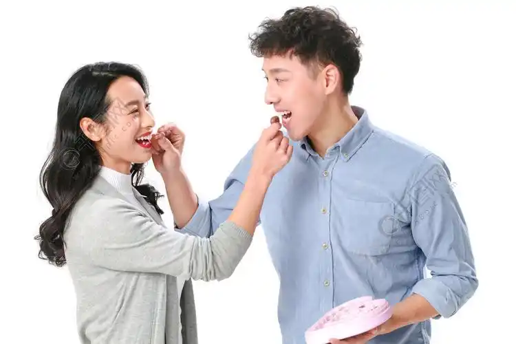 青年情侣互相喂吃巧克力
