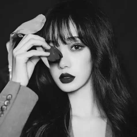 黑白女生头像喜欢你就换上不要客气了