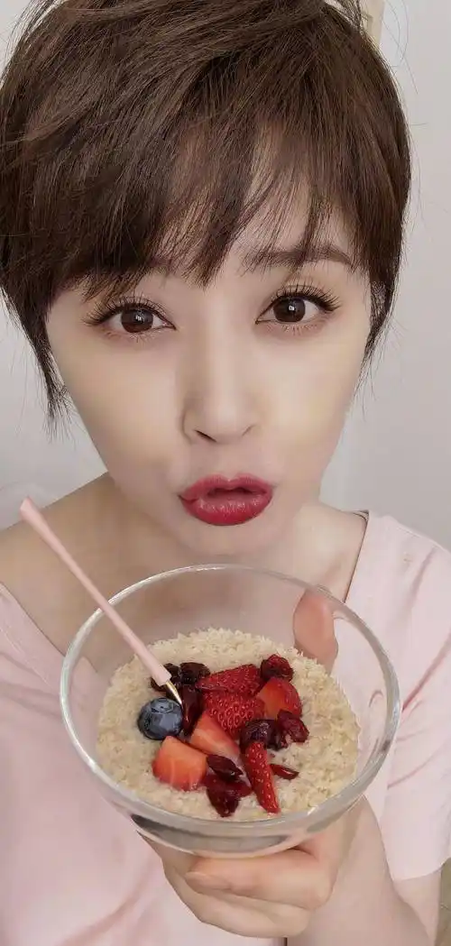 蒋欣晒自己的瘦身餐火了,除了水果就是菜,网友:难怪瘦了50斤_食谱