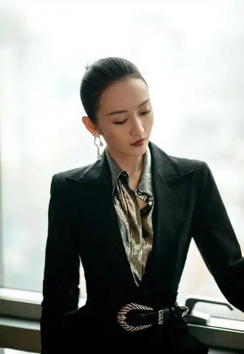 王鸥一身西装特有职场范儿,此次出演的律师好帅