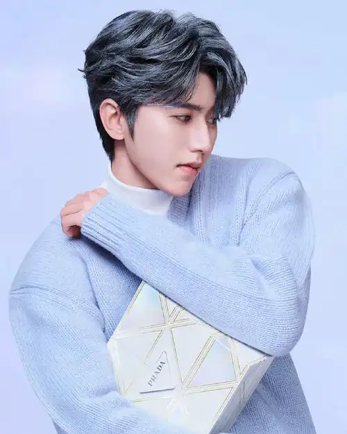 蔡徐坤蓝色毛衣造型大片