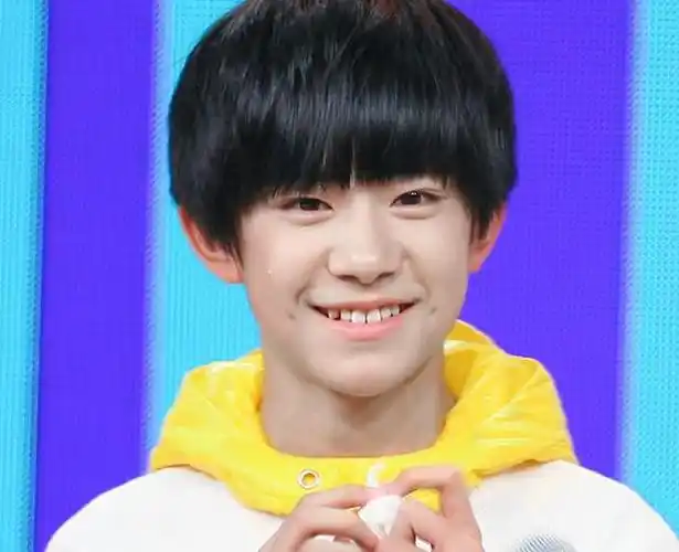 巅峰时刻易烊千玺(笑起来带伤的易烊千玺)(11)