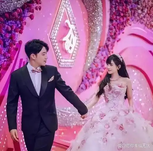 曝谢霆锋现身干女儿婚礼!当众与百亿富豪坐台阶上,已荣升为股东