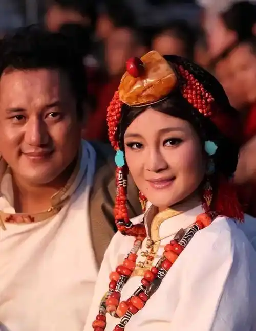 不久后,俩人还传来好消息,降央卓玛怀孕了,全家人非常开心和激动,尤其