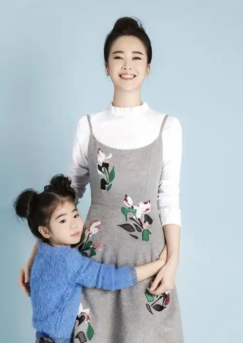 婚后左小青淡出娱乐圈,专心相夫教子,结婚第二年,她生下女儿高子淇.