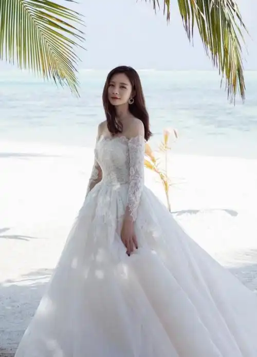 沈梦辰婚纱大片曝光,一字肩抹胸裙优雅仙气,网友:杜海涛有福了