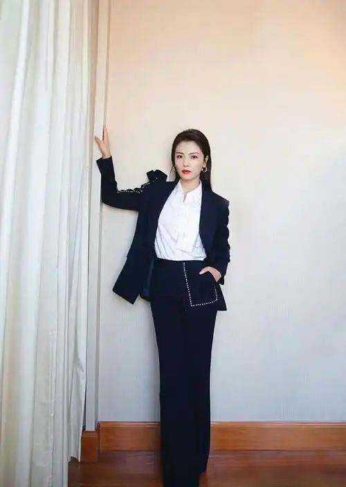 转型做起主播的刘涛事业风生水起白色西服套装一副总裁模样