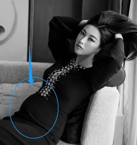 速度是真快!朱珠结婚不到半个月,挺着肚子走红毯