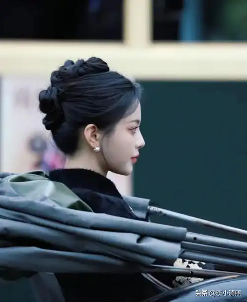 为何杨超越能从流水线打工妹逆袭娱乐圈明星?弯腰那一刻,瞬间懂