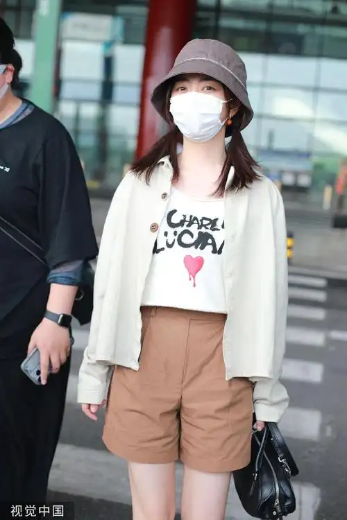 组图谭松韵双马尾造型抵达机场穿搭休闲又不失甜美元气