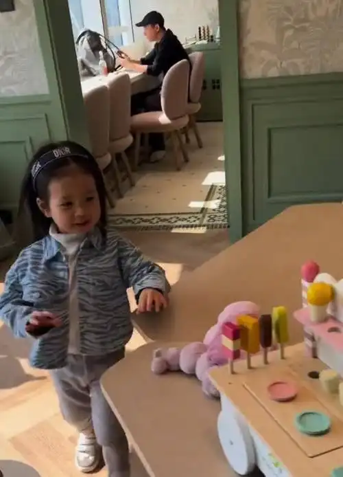 王阳一家同框高斯素颜亮相打扮朴素女儿皮肤白皙一脸软萌