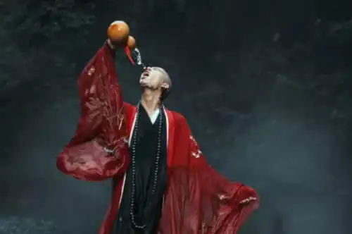 古往今来,喝酒总是带有一种无法言喻的情意.