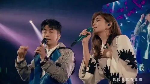 光良& ella同台合唱《勇气》 经典旋律响起时