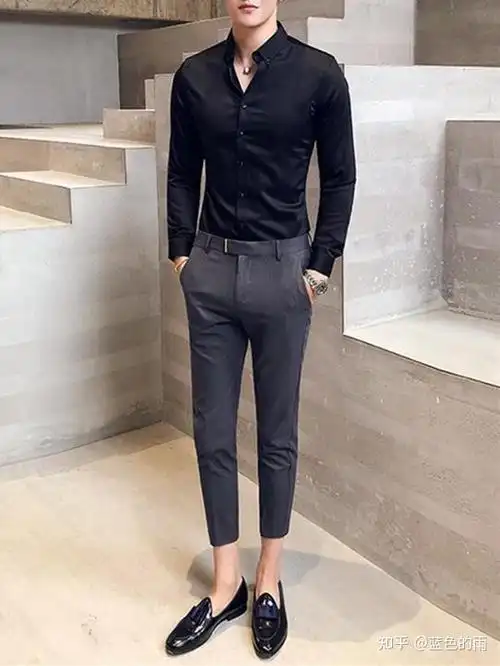 搭配方式三:黑衬衫 九分小脚裤 黑色皮鞋