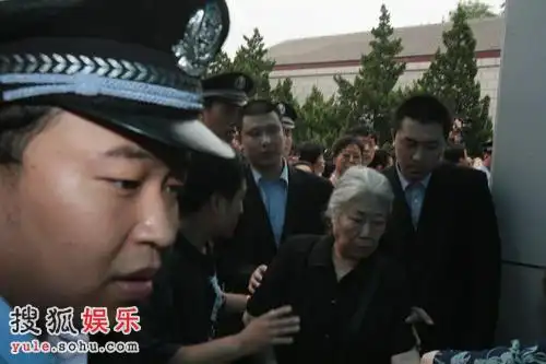 独家组图:著名演员韩影前来为文兴宇送行-2