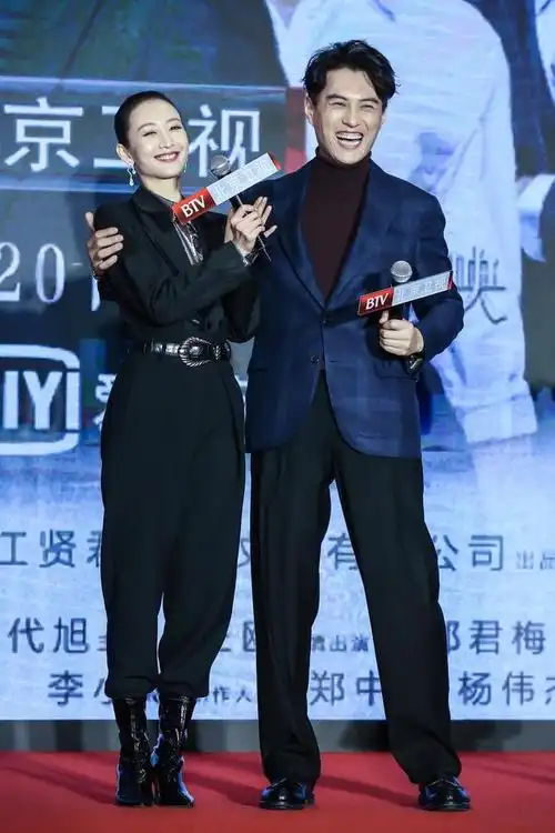 靳东和王鸥《伪装者》后再合作,他搂着女生真的配一脸.