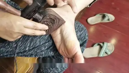 刮痧铲在脚部肠区的技法