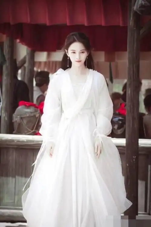 说到最近因为当年新版《神雕侠侣》女主角小龙女选角的事情,再一次