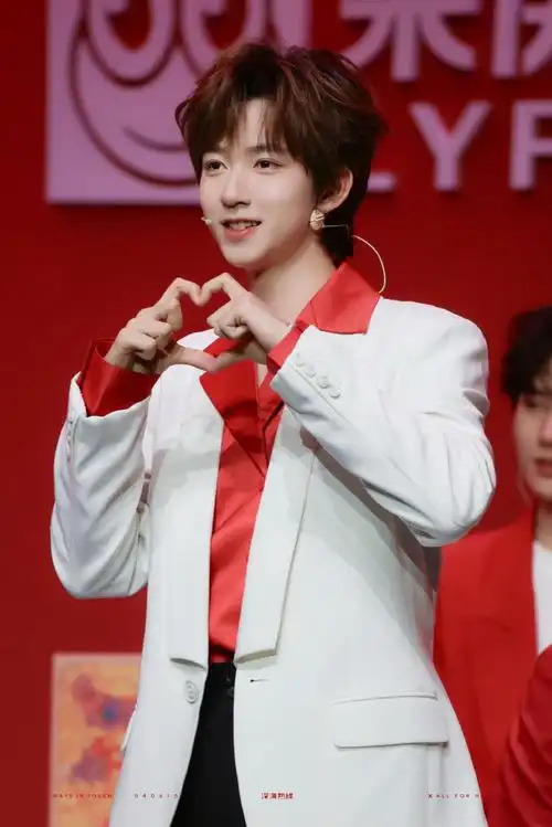 贺峻霖现场可爱三连拍