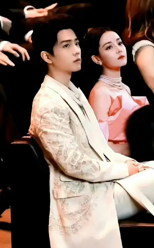 网友p的肖战迪丽热巴微博之夜合照##网友p的肖战迪丽热巴微博之夜