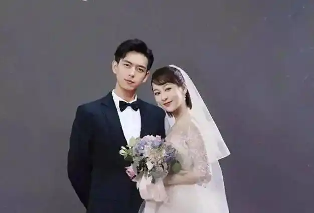 女方晒照疑似怀孕,网友吵翻天|李现|杨紫|晓雪|钟楚曦|胡歌老婆_网易