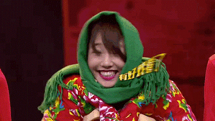 白百何大花袄绿头巾摇头开心呲牙剪刀手有好戏看gif动图_动态图_表情