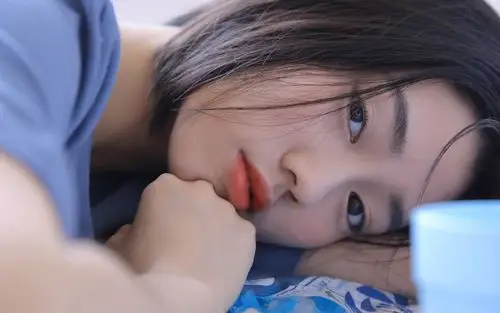 皮肤白皙的养眼女生头像图片-美女壁纸-高清美女图片-娟娟壁纸