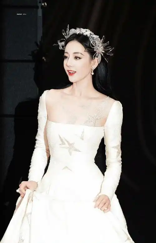 迪丽热巴红毯上迷路好可爱原来自称i人是真的