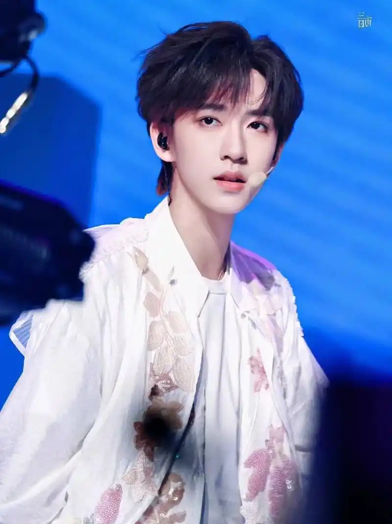 霖霖背景图|get小贺老师帅气照片           "贺峻霖的存在在深海是独