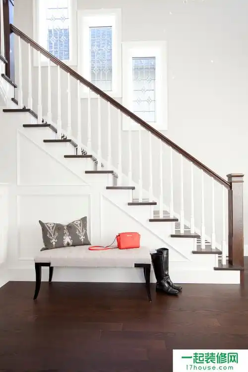 春八色侧面深咖色扶手楼梯装修效果图