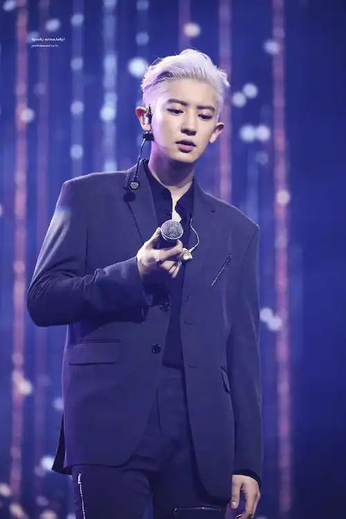 knock 开启时光机97白发,背头,侧剃几个关键词,让朴灿烈用荷尔蒙在