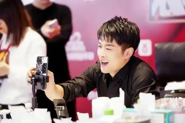 名人如李佳琦和疯狂小杨哥都遇到了维权风波,官方数据显示他们的维权