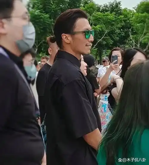 网友偶遇谢霆锋,一身黑衣墨镜,扎小辫酷劲十足,越来越像谢贤了