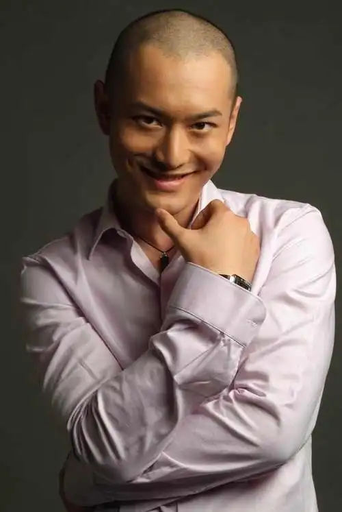 黄晓明也只能靠这几张光头照耍耍帅了!