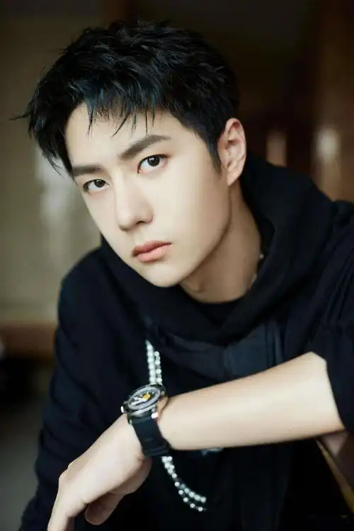 1997年王一博出生在河南洛阳,因为父母工作繁忙,很小他便学会了自立