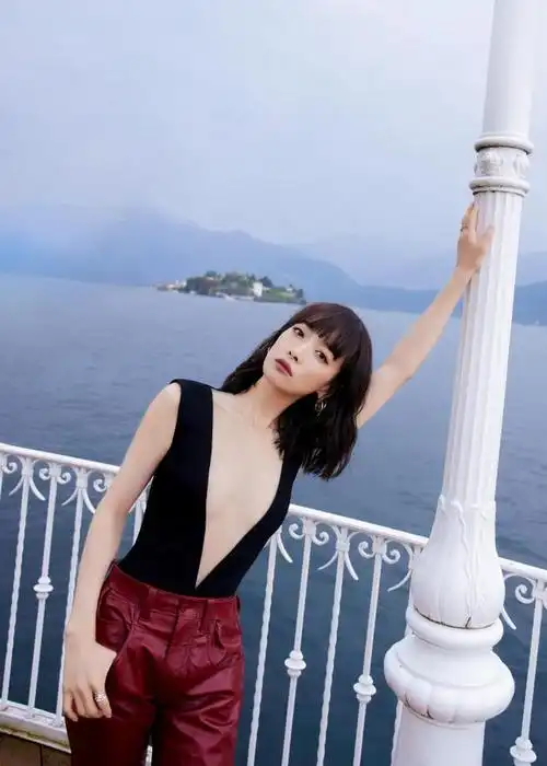 宋茜米兰看秀造型大放异彩,性感十足