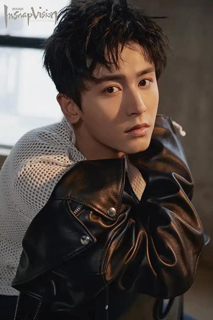 张哲瀚曝写真冷峻帅气时尚感max