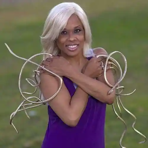 美国女子留指甲二十年长十二米 仍能轻松弹钢琴玩电脑