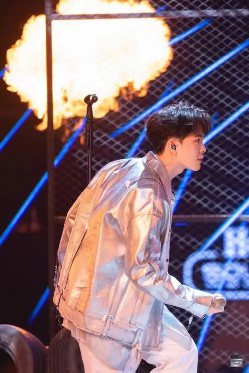 尤长靖晒舞台侧颜照