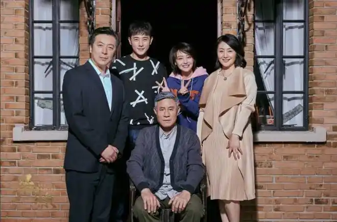 是否会引发你的回忆,曾经你是否也和家人在类似的场景下,拍了全家福?