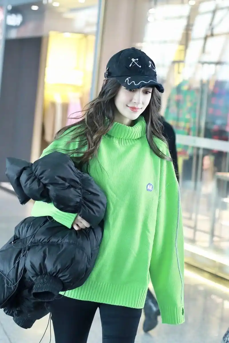 原创杨颖清爽走机场,黑色羽绒服配荧光绿毛衣,真不像是当妈的人