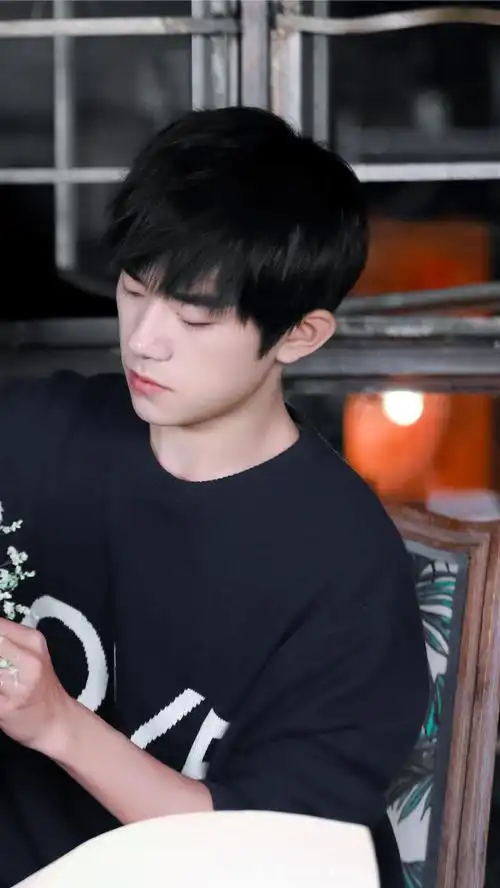 易烊千玺青年力量